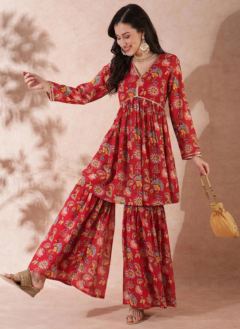 جلو باص طقم تونيك شيرارا نسائي مطبوع بالزهور بياقة على شكل حرف  من الجورجيت بلون عنابي من جلوبس